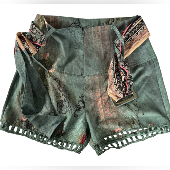 Boho Floral Green Women's Shorts zip medium - Picture 3 of 8